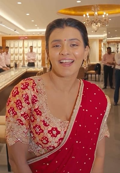 தங்க மகள் ஹெபா படேல்..!